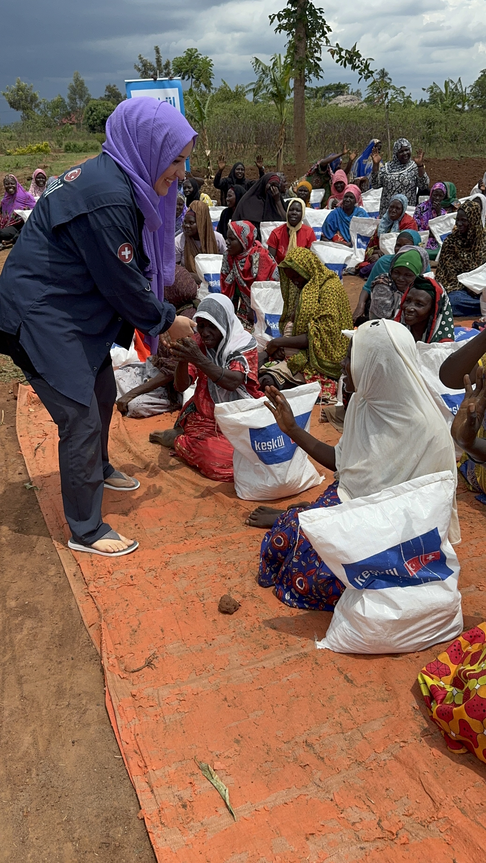 Uganda'da ihtiyaç sahibi ailelere ulaştırılan gıda paketleri