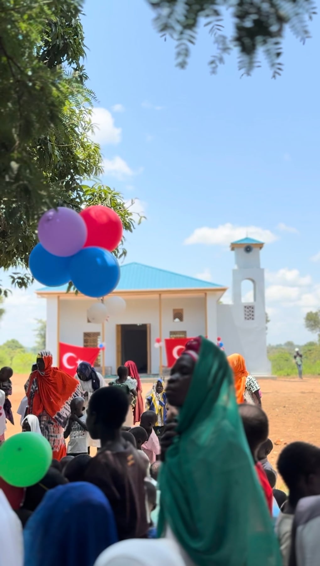 Uganda'da cami açılışı için toplanan cemaat
