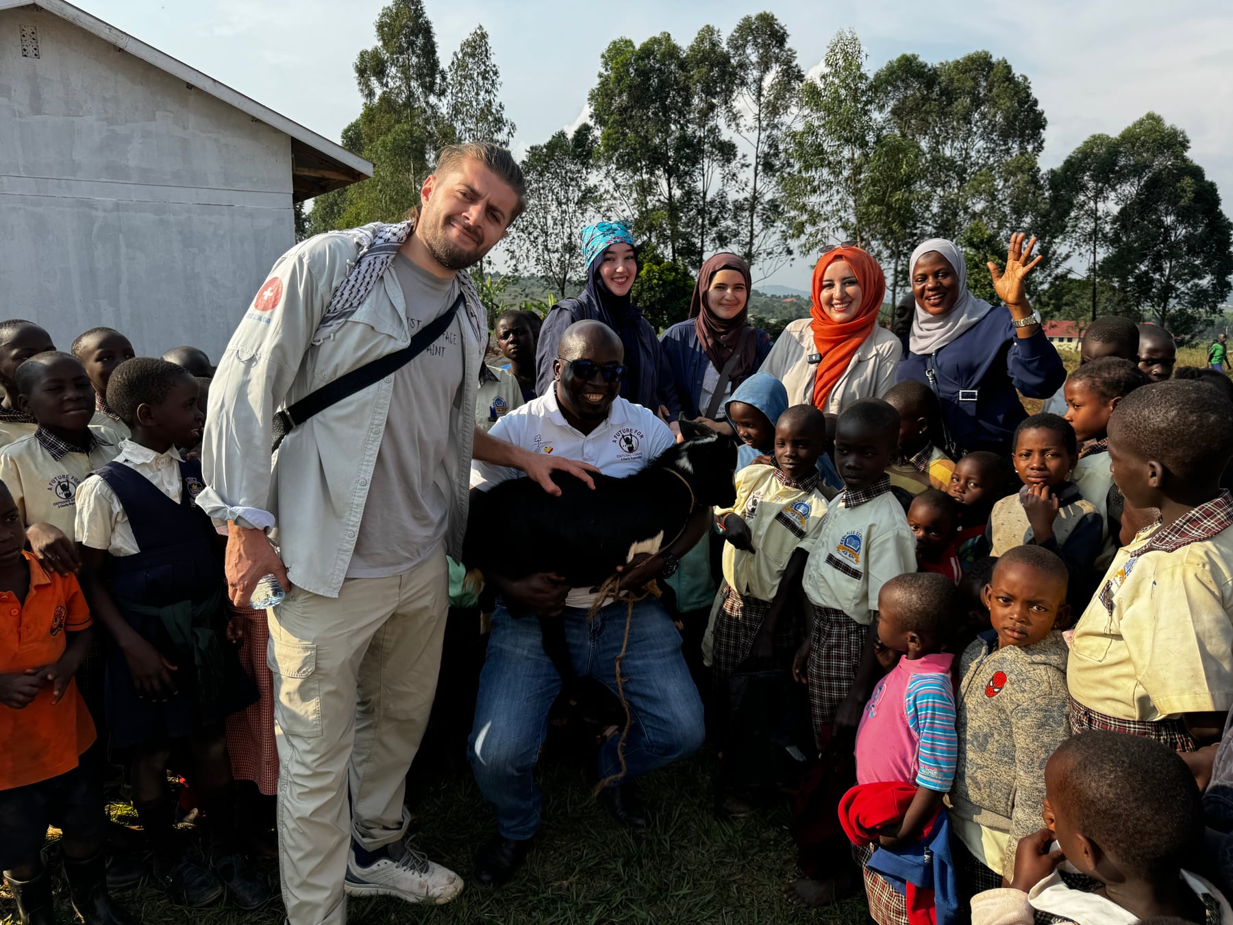 Uganda'da kurban organizasyonu sırasında ekip ve çocuklar