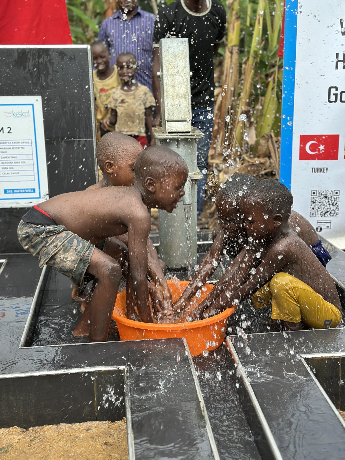 Su kuyusu başında temiz suya kavuşan çocuklar