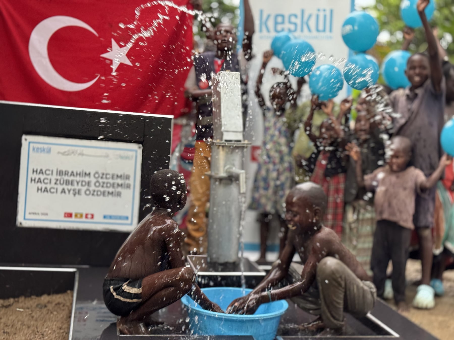 Üzerinde bağışçı ismi bulunan su kuyusu açılışı